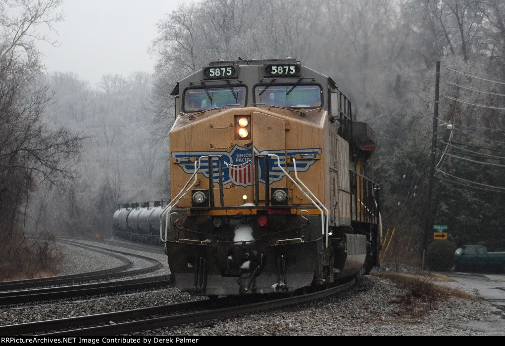 UP 5875 leads K630
